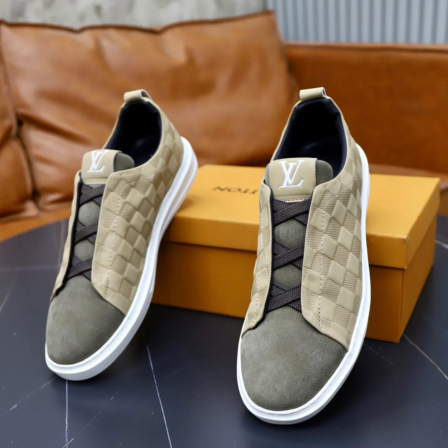 Ex-factory price: 442💰🙅‍♂️🙅‍♂️🙅‍♂️ Brand: LV Louis Vuitton Standard code: 38-44 (45 customized) Grade: Same as the official website Material: Original cowhide material stitching Comfortable and breathable sheepskin lining Lightweight and wear-resistant sports outsole Style category: Men's fashionable casual shoes Running sneakers Distinguished luxury brand elements Top luxury color: actual picture color